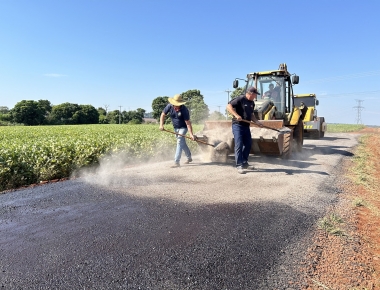 Mercedes utiliza material fresado da BR-163 para melhorar estradas rurais